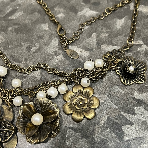 CG Fashion Jewelry Designs Pearl Strand Floral Appliqué Antique Gold Necklace - Picture 4 of 5